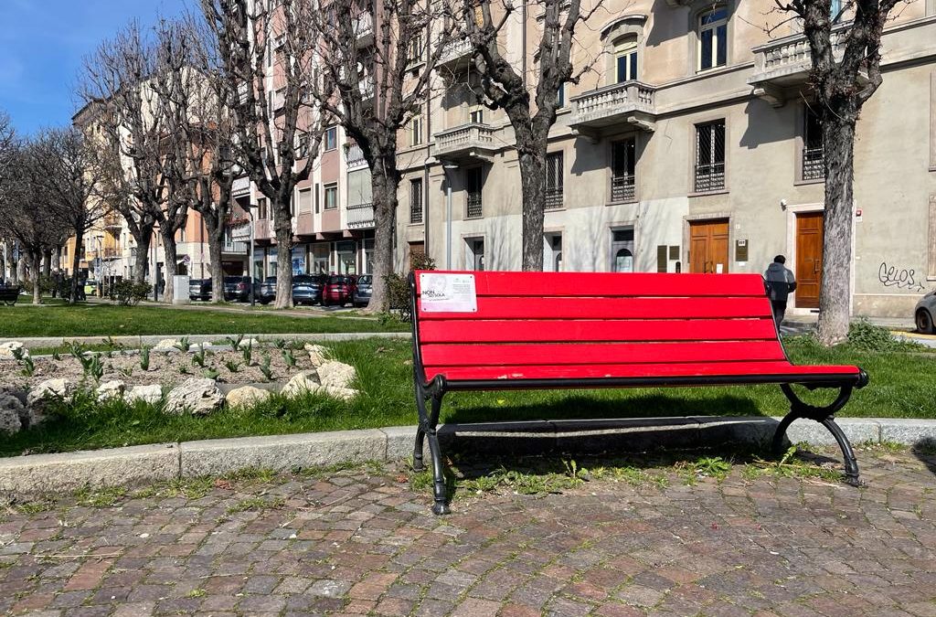 TOUR DELLE PANCHINE ROSSE IN BICICLETTA E LO SPETTACOLO TEATRALE “POI MI DICI”